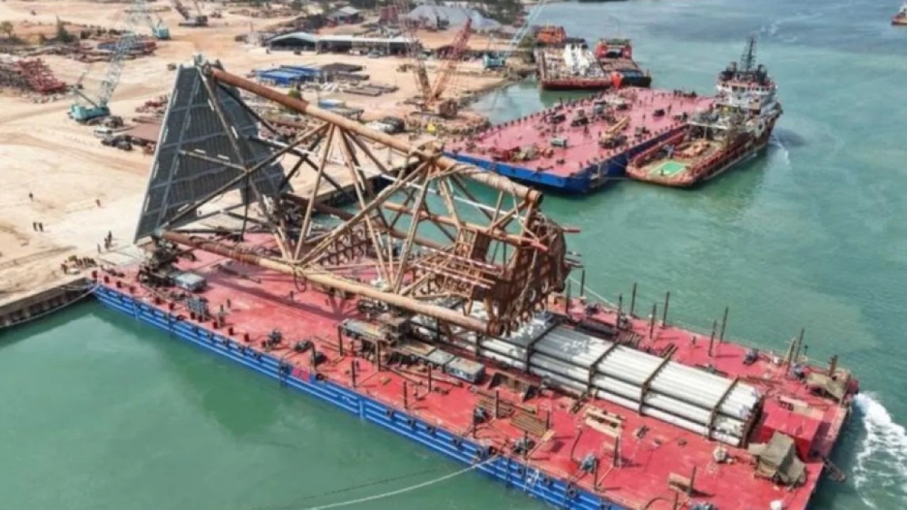 Kerangka anjugan gas Manpatu sudah berhasil dimuat ke ponton di Tanjung PInang, Kepulauan Riau, untuk kemudian ditarik ke titik pemasangan di Selat Makassar di lepas pantai Balikpapan, Kalimantan Timur (ANTARA/HO-dokumen Humas PT PHM) (Antara)