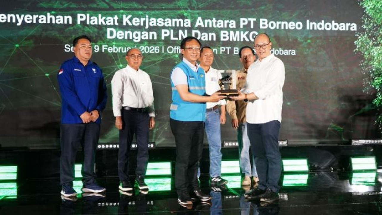 Direktur Retail dan Niaga PLN, Adi Priyanto (depan kiri) menyerahkan plakat kepada Direktur Keuangan, Human Capital, dan Manajemen Risiko Energy Management Indonesia (PLN EMI), Saulus Erwin Pamungkas (depan kanan) pascapenandatanganan jual beli Renewable Energy Certificate (REC) antara PLN Unit Induk Distribusi (UID) Kalimantan Selatan dan Tengah dan PT Borneo Indobara di Tanah Bumbu, Kalimantan Selatan Senin 9 februari 2026. PLN EMI yang merupakan anak usaha PLN, berperan dalam memasarkan dan memperluas jangkauan layanan REC untuk pelanggan di seluruh Indonesia. (Istimewa)