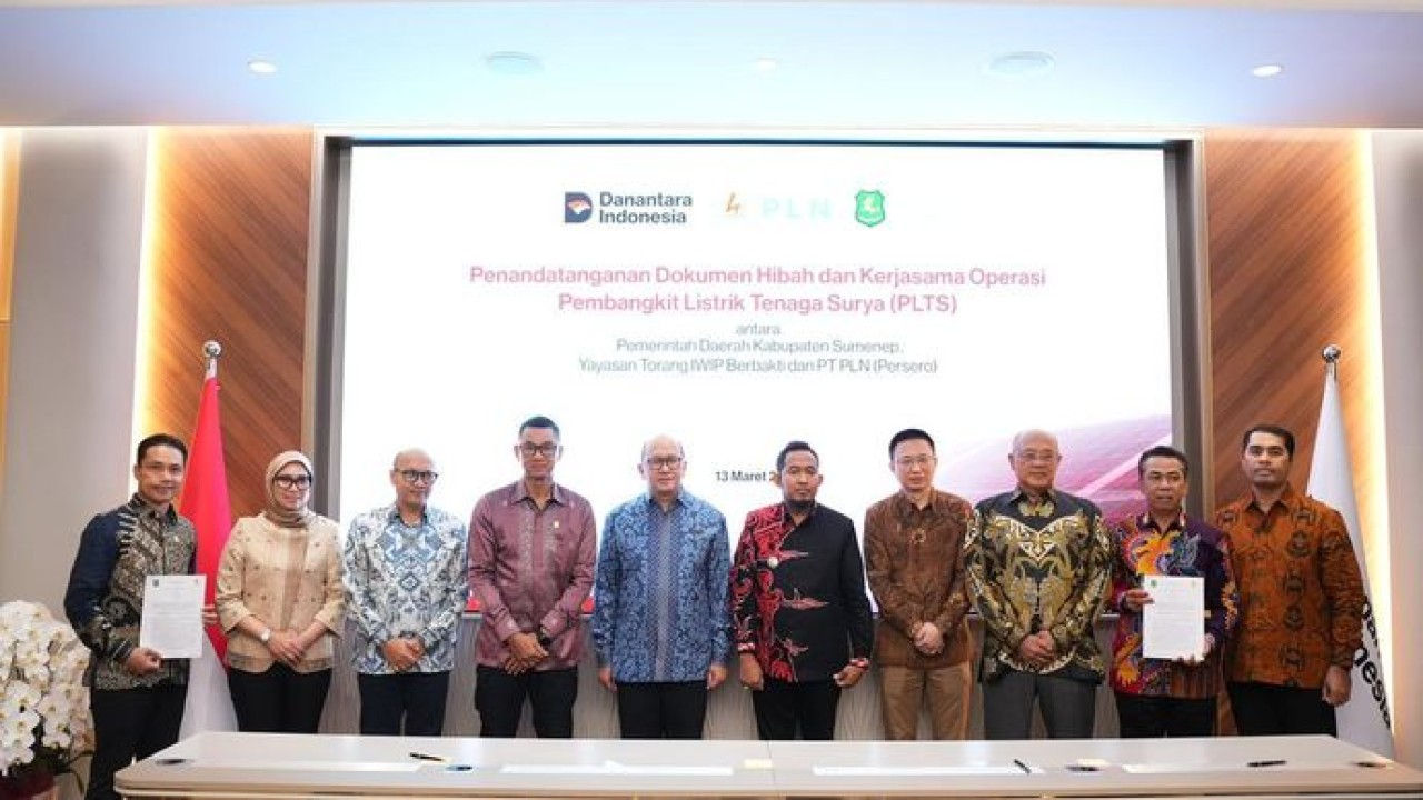 Chief Executive Officer Danantara Indonesia, Rosan Perkasa Roeslani (kelima dari kiri) berfoto bersama Direktur Utama PLN, Darmawan Prasodjo (keempat dari kiri), Bupati Sumenep, Achmad Fauzi Wongsojudo (kelima dari kanan), Kepala Yayasan Torang IWIP Berbakti, Wahyu Budhi Santoso (ketiga dari kanan) serta perwakilan para pihak pascapenandatanganan dokumen Kerja Sama Operasi PLTS antara Pemerintah Kabupaten Sumenep dan PLN di Wisma Danantara (13/3). (Istimewa)