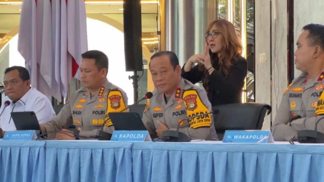 Polda Metro Jaya menggelar konferensi pers terkait kasus penyiraman air keras terhadap aktivis KontraS, Andrie Yunus. (Foto: NTVNews.id)