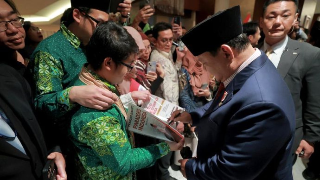 Prabowo Subianto tiba di Bandar Udara Haneda, Tokyo, Jepang untuk melakukan kunjungan resmi perdananya sebagai Presiden Republik Indonesia (Sekretariat Presiden)
