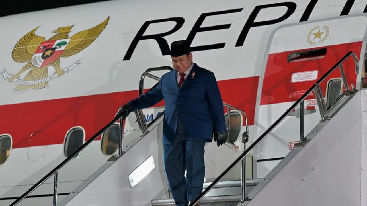 Prabowo Subianto tiba di Bandar Udara Haneda, Tokyo, Jepang untuk melakukan kunjungan resmi perdananya sebagai Presiden Republik Indonesia (Sekretariat Presiden)