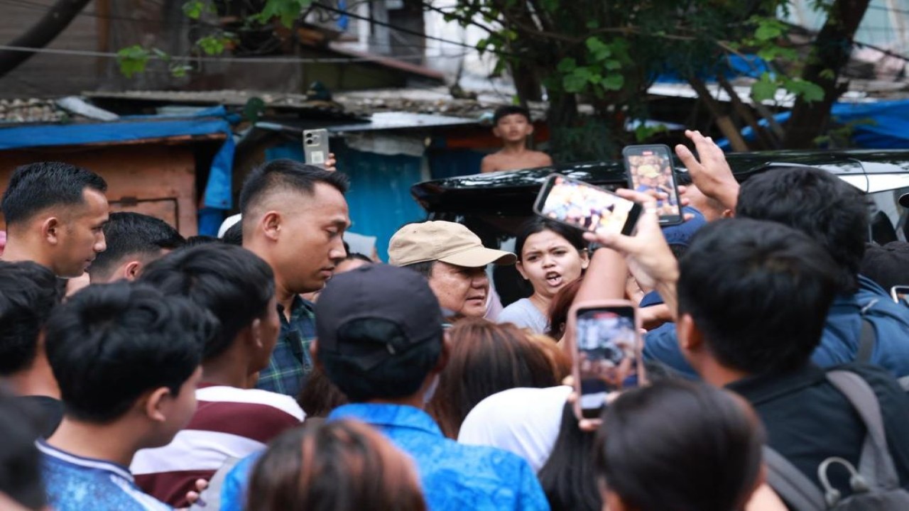 Di tengah deru kereta yang lalu lalang tanpa jeda, harapan sederhana tumbuh dari bantaran rel kereta api di kawasan Stasiun Pasar Senen, Jakarta Pusat. (Bakom)