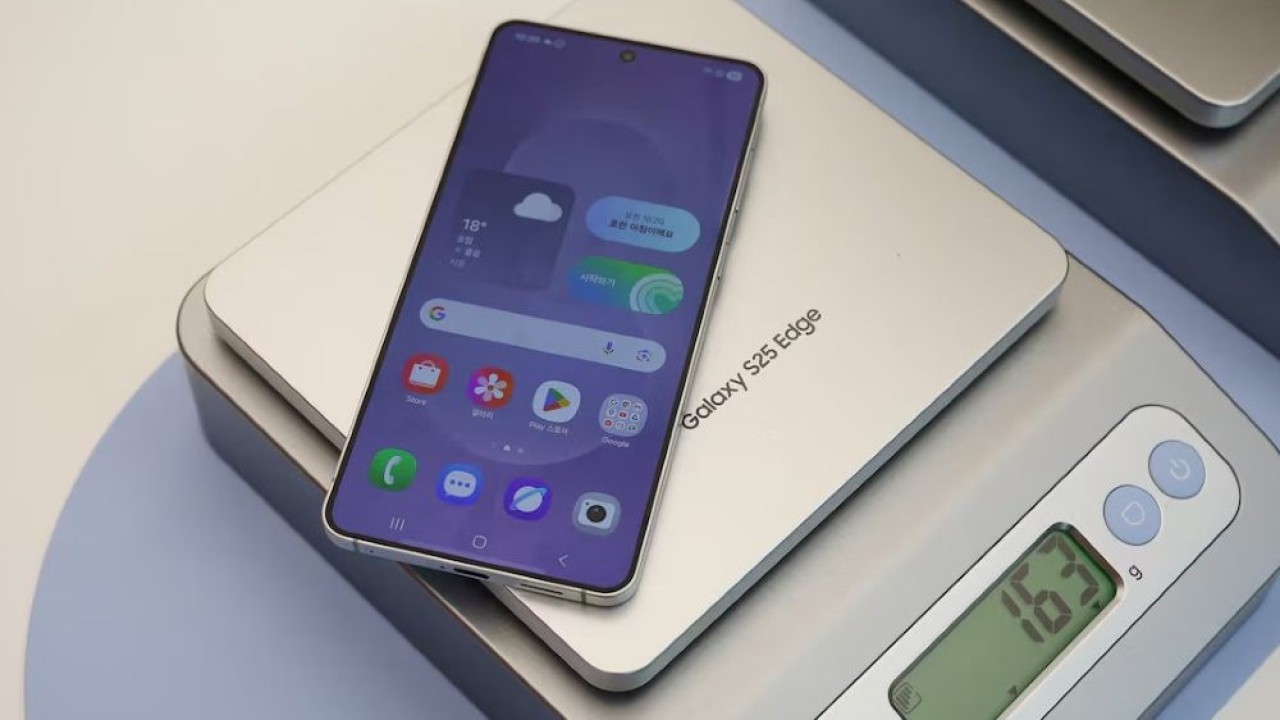 Samsung Electronics Galaxy S25 Edge dipamerkan selama acara di gerai mereka di Seoul, Korea Selatan, 13 Mei 2025. (Foto: REUTERS/Kim Hong-Ji)