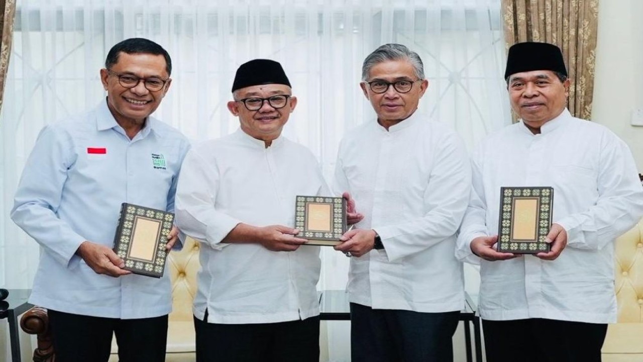 Ketua Yayasan Muslim Sinar Mas (YMSM), Saleh Husin bersama Direktur APP Group Agus Wahyudi disela menghadiri penyerahan simbolis yang dilakukan oleh anggota Dewan Pembina YMSM, Mayerfas kepada Sekretaris Umum PP Muhammadiyah yang juga Menteri Pendidikan Dasar dan Menengah RI, Prof Abdul Mu'ti di Jakarta Pusat. (Foto: Dok/Istimewa)