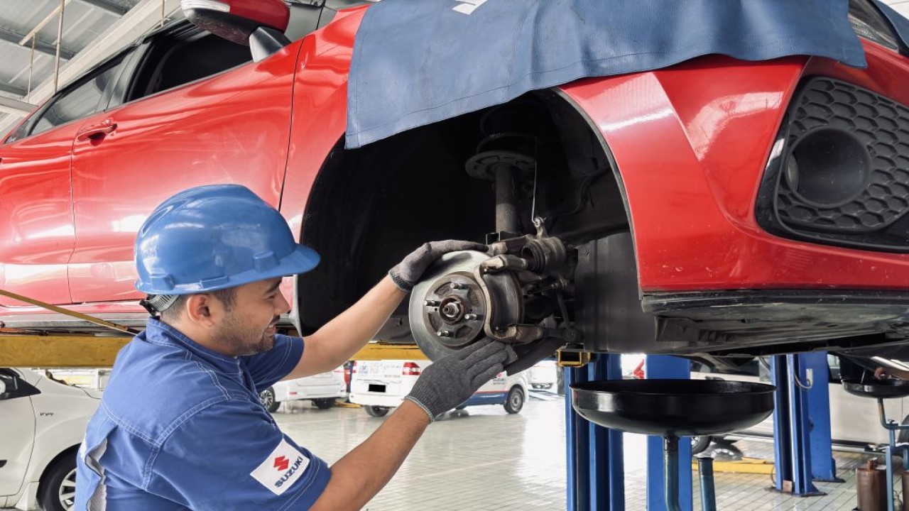 Teknisi Suzuki memeriksa sistem rem mobil di bengkel resmi. (Foto: Dok/Istimewa)