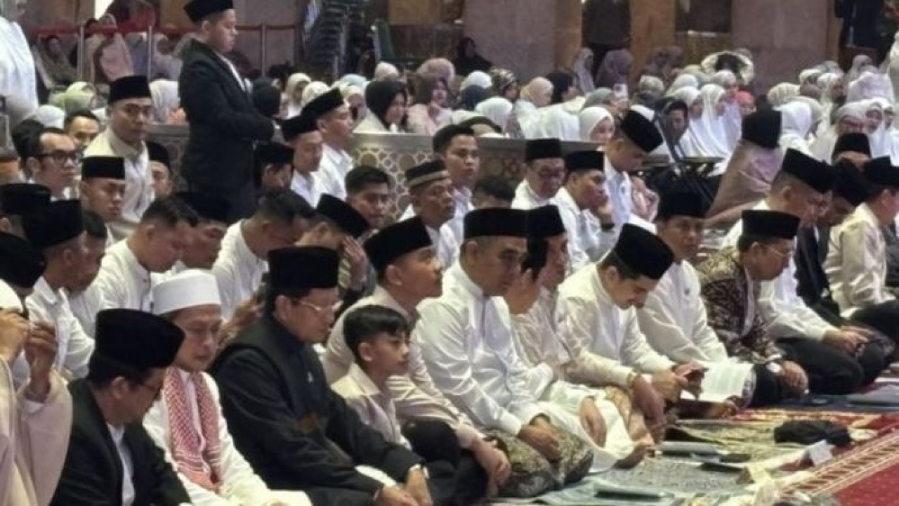 Wakil Presiden RI Gibran Rakabuming Raka menunaikan salat Idulfitri 1447 Hijriah di Masjid Istiqlal, Jakarta, bersama keluarga pada Sabtu, 21 Maret 2026 (Istimewa)