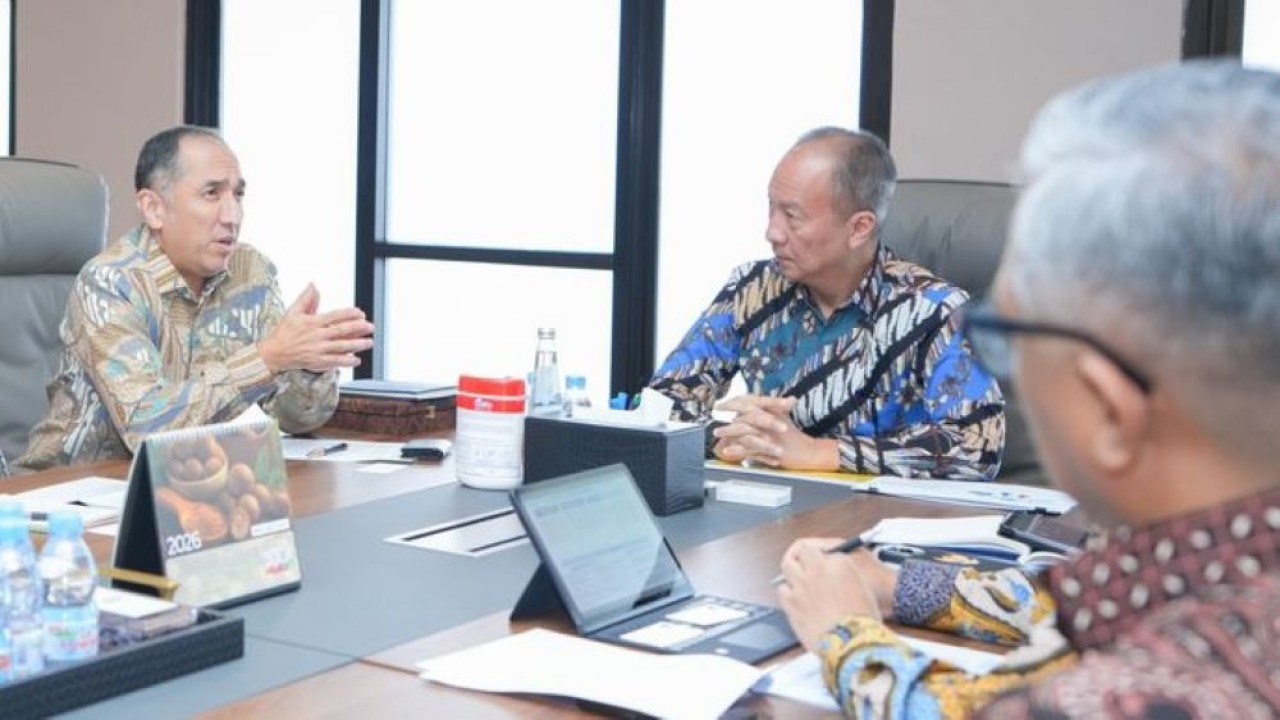 Menteri Perindustrian Agus Gumiwang Kartasasmita dengan Country Director Asian Development Bank (ADB) untuk Indonesia, Bobur Alimov.