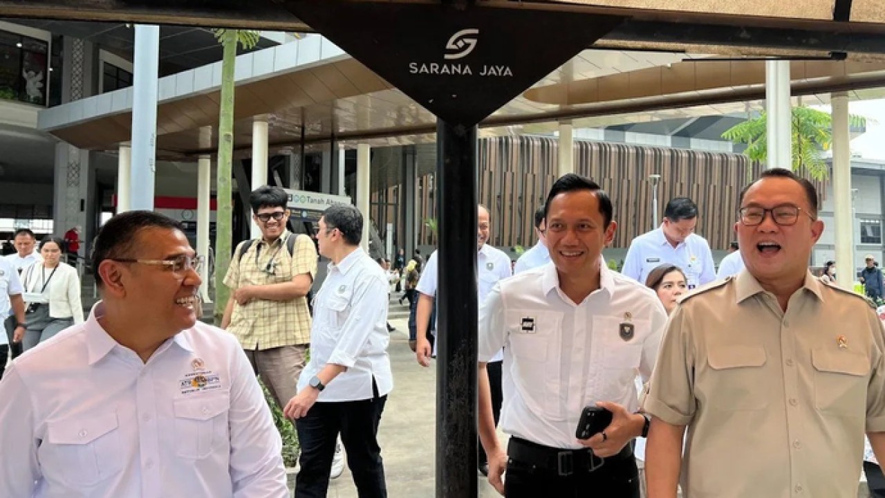 Menteri Koordinator Bidang Infrastruktur dan Pembangunan Kewilayahan Agus Harimurti Yudhoyono (tengah) usai rapat koordinasi Pengembangan Jaringan Kereta Api Nasional di Stasiun Tanah Abang Baru, Jakarta, Rabu (22/4/2026. ANTARA/Harianto (Antara)