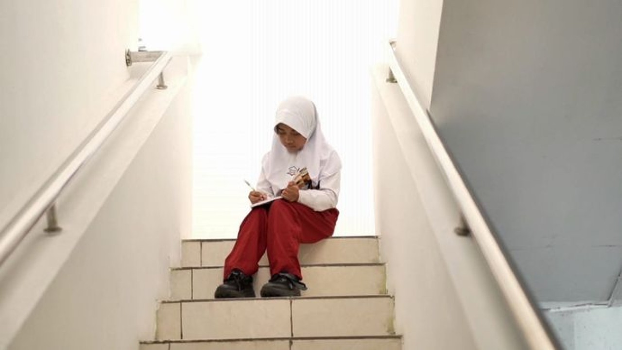 Raisa Alena Wijayanto siswa kelas 5 di Sekolah Rakyat Dasar (SRD) 2 Surakarta, Jawa Tengah