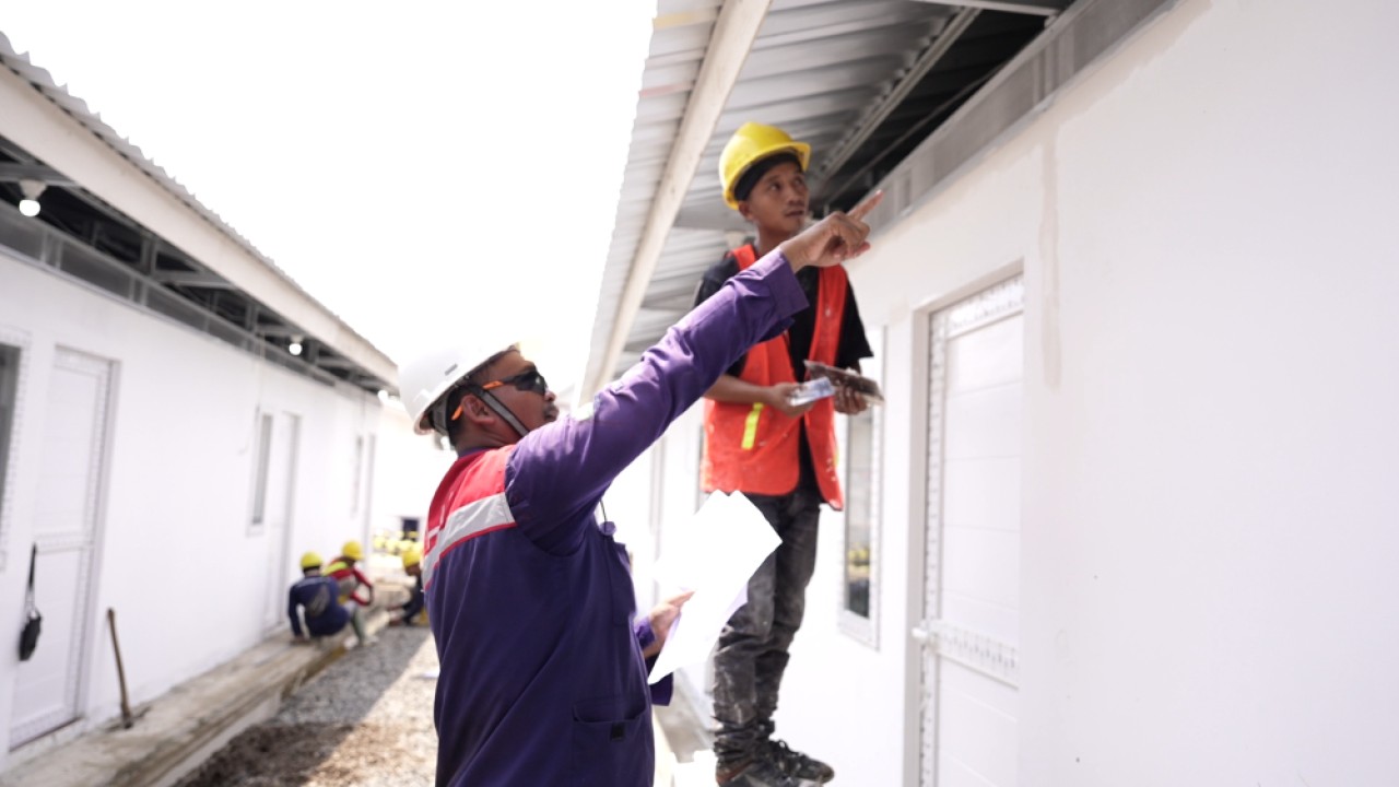 Pembangunan hunian layak bagi warga bantaran rel yang diinisiasi Presiden Prabowo Subianto tidak hanya menghadirkan tempat tinggal yang lebih manusiawi, tetapi juga membuka peluang kerja serta menghadirkan harapan baru bagi para pekerja yang terlibat dalam proyek tersebut. (Bakom RI)