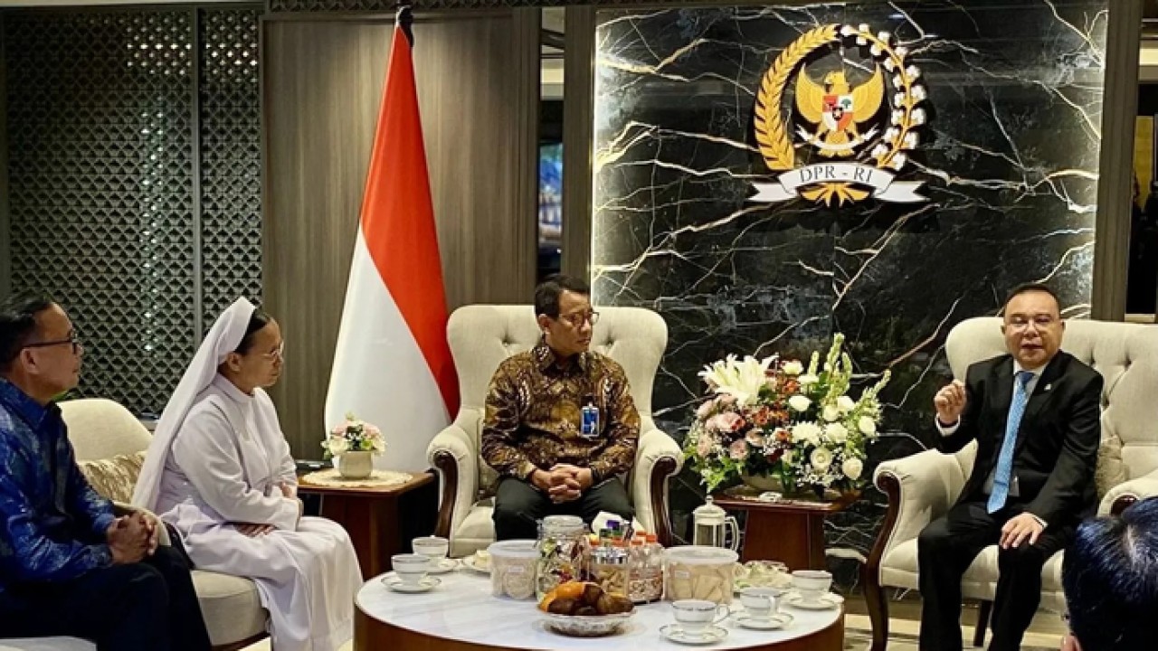 Pertemuan Wakil Ketua DPR RI Sufmi Dasco Ahmad (kanan) bersama Direktur Utama PT Bank Negara Indonesia (Persero) Tbk Putrama Wahju Setyawan (kedua kanan) dan Bendahara Credit Union Paroki Aek Nabara Suster Natalia Situmorang (kedua kiri) di kompleks parlemen, Senayan, Jakarta, Selasa (21/4/2026). ANTARA/Fath Putra Mulya. (Antara)