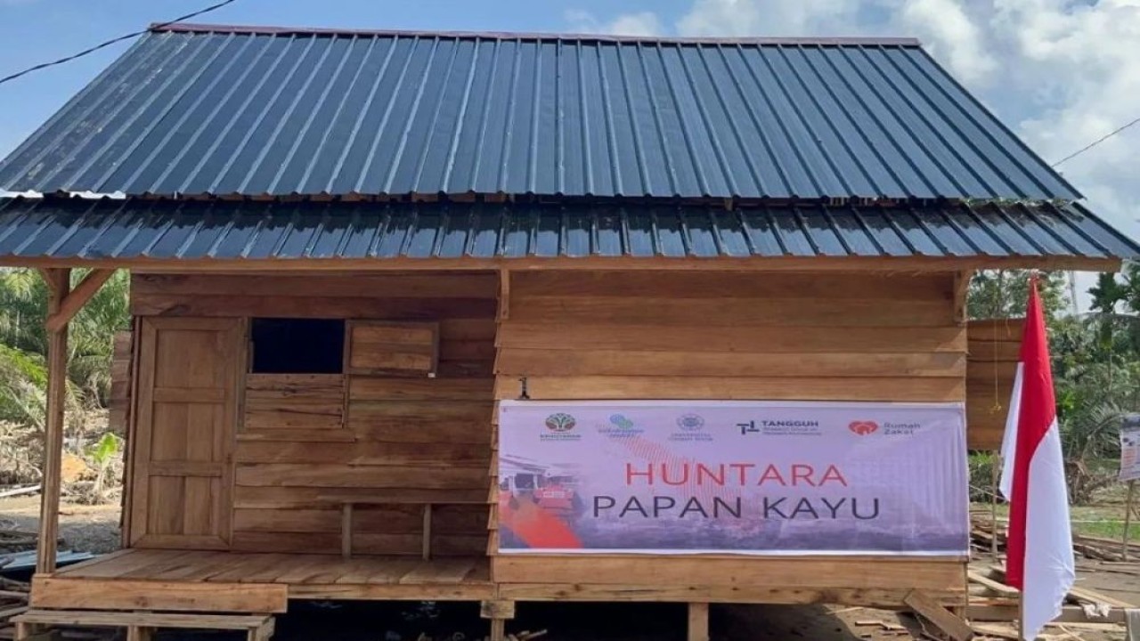 Kayu hanyutan banjir di Aceh-Sumut dimanfaatkan jadi material huntara warga terdampak bencana. (Foto: Dok/Istimewa/Bakom RI)
