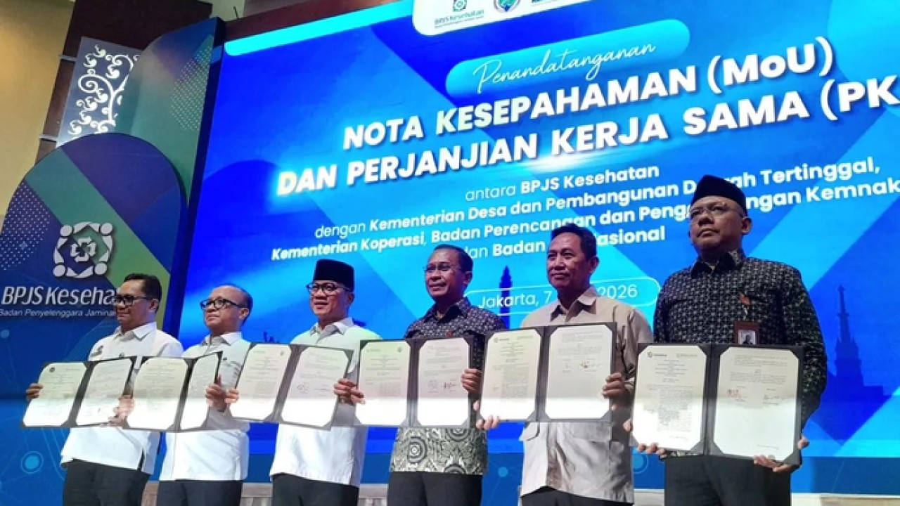 Mendes PDT Yandri Susanto (tiga dari kiri), Direktur Utama BPJS Kesehatan Prihati Pujowaskito (empat dari kiri) dalam penandatanganan nota kesepahaman dan perjanjian kerja sama terkait penguatan JKN di Jakarta pada Selasa (7/4/2026). ANTARA/Lintang Budiyanti Prameswari. (Antara)