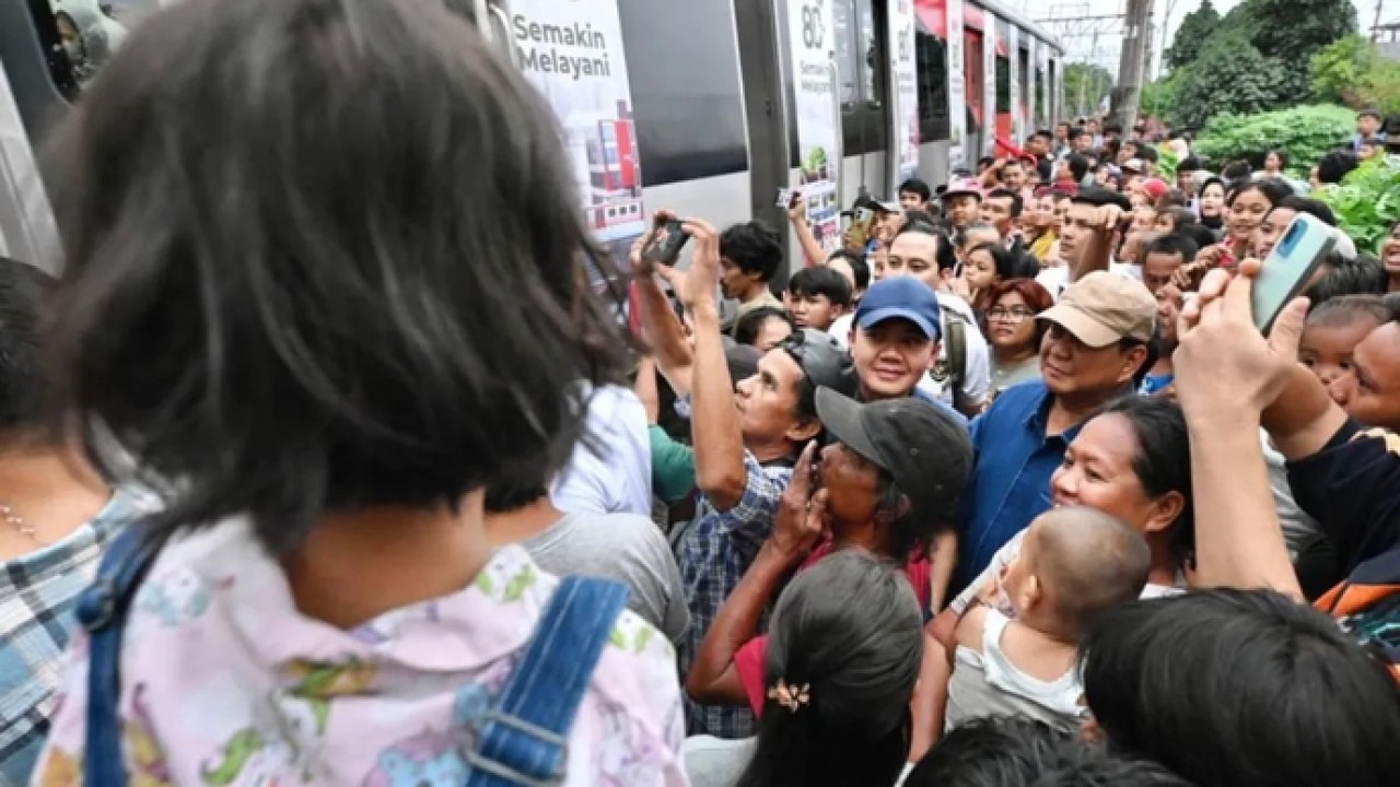Ilustrasi - Presiden Prabowo Subianto dan Sekretaris Kabinet Teddy Indra Wijaya saat menyusuri pemukiman di bantaran rel kereta api di kawasan Senen, Jakarta Pusat, Kamis (26/3/2026). ANTARA/HO-BPMI Sekretariat Presiden. (Antara)
