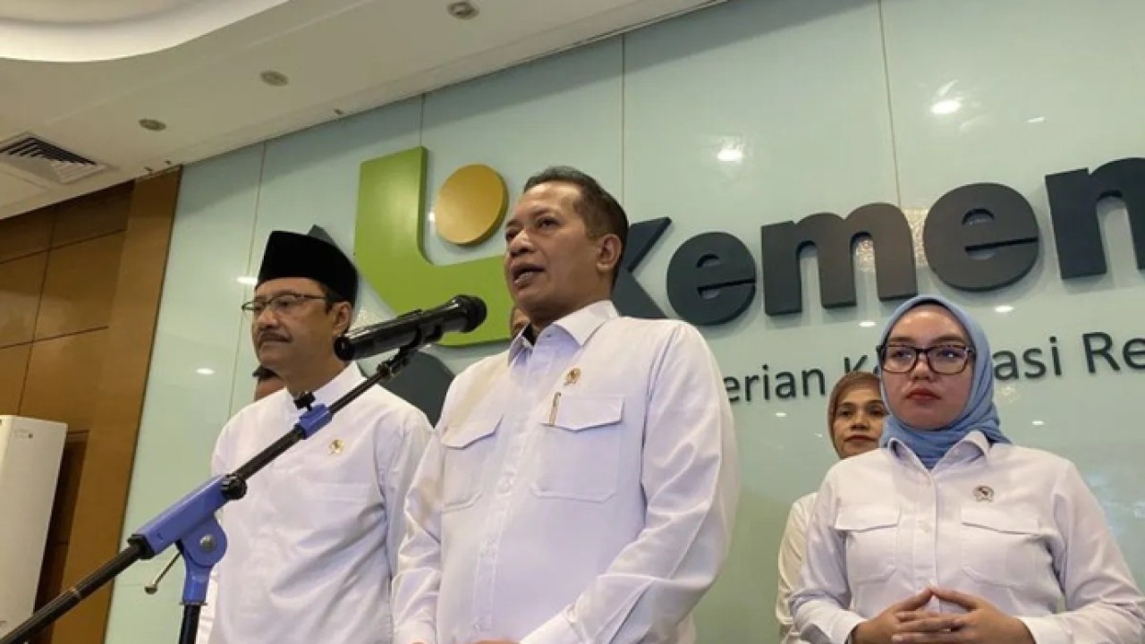 Menteri Koperasi Ferry Juliantono (tengah) menyampaikan keterangan pers bersama Menteri Sosial Saifullah Yusuf di Kantor Kemenkop, Jakarta, Senin (13/4/2026). (ANTARA/Shofi Ayudiana) (Antara)