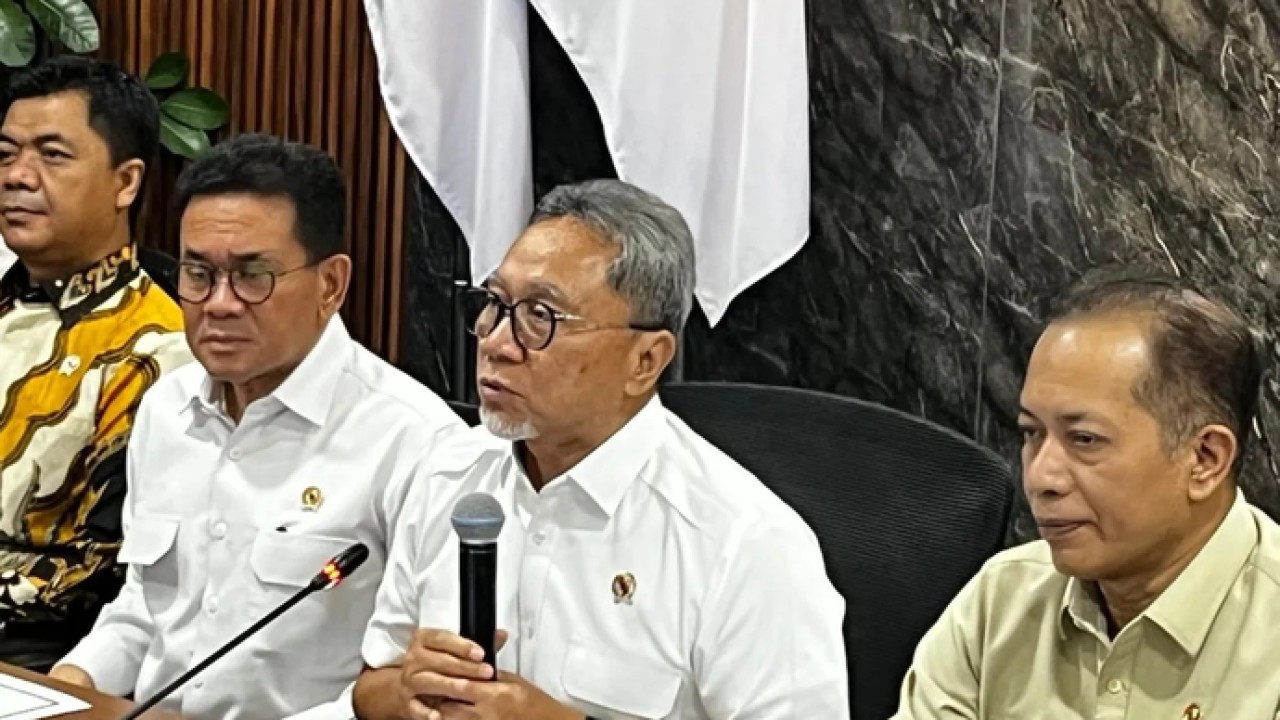 Menteri Koordinator Bidang Pangan Zulkifli Hasan memberikan keterangan pers setelah Rapat Koordinasi Terbatas (Rakortas) di Kemenko Pangan RI, Jakarta, Selasa (31/3/2026). (ANTARA/Arnidhya Nur Zhafira) (Antara)