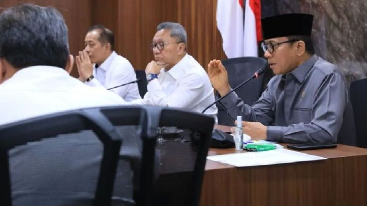 Menteri Desa dan Pembangunan Daerah Tertinggal Yandri Susanto (kanan) dan Menteri Koordinator Bidang Pangan Zulkifli Hasan (tengah) di Jakarta, Senin (20/4/2026). ANTARA/HO-Kemendes PDT (Antara)