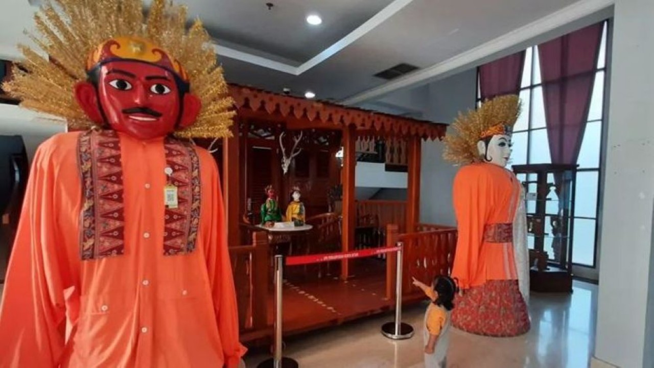 Ondel-Ondel yang dipamerkan di Museum Betawi, Area Perkampungan Betawi, Setu Babakan, Jakarta Selatan. (Foto: Antara)