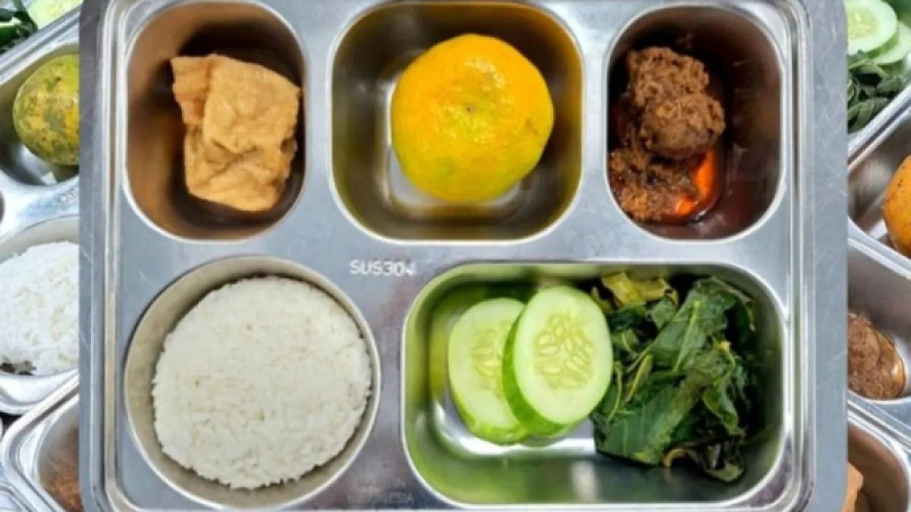 Arsip - Daging rendang menu pembuka SPPG Firdaus I usai libur lebaran, Selasa (31/3/2026). ANTARA/Darmawan (Antara)