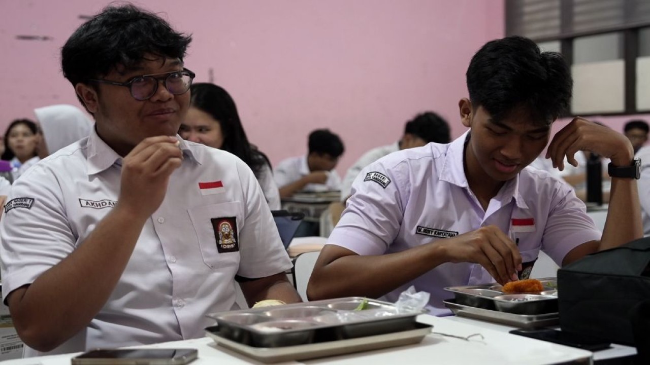 Program MBG membawa keceriaan bagi siswa SMAN 1 Kota Tangerang, seperti yang dirasakan Akbar Brahmantio pada Jumat, 24 April 2026. (Foto: Dok/Istimewa/Bakom RI)