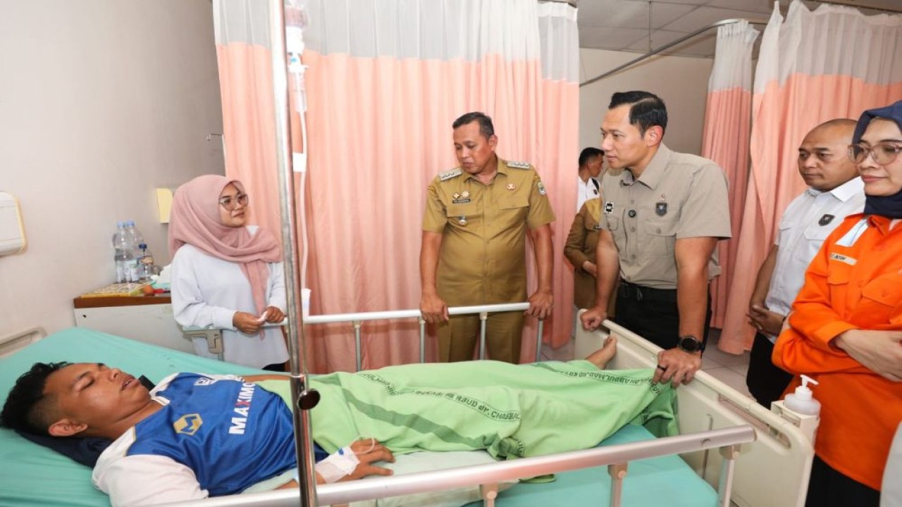 Menteri Koordinator Bidang Infrastruktur dan Pembangunan Kewilayahan (Menko IPK), Agus Harimurti Yudhoyono (AHY), meninjau langsung kondisi korban kecelakaan kereta api yang tengah dirawat di RSUD Kota Bekasi pada Selasa (28/4/2026). (Foto: Dok/Istimewa)