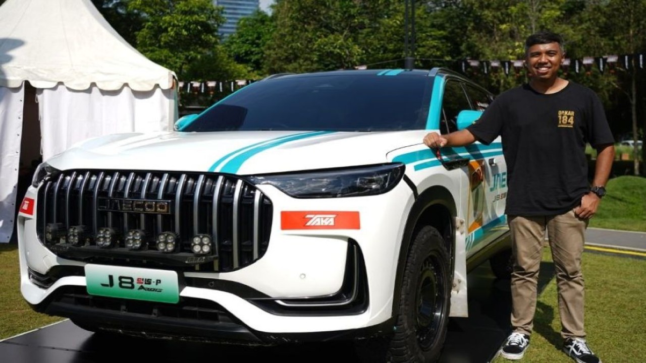 Julian Johan bersama unit JAECOO J8 SHS-P ARDIS yang bertugas sebagai Zero Car di ajang IRRA 2025. (Foto: Dok/Istimewa)
