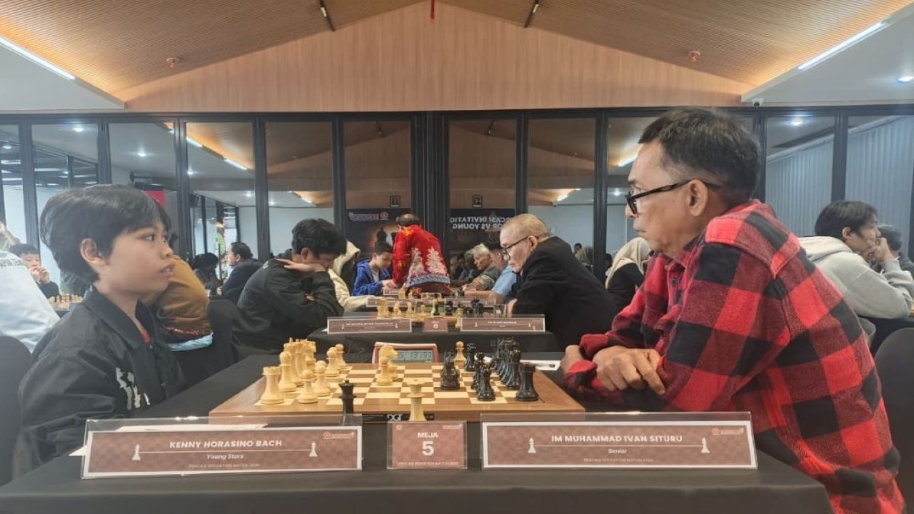 Pecatur belia Kenny Horasino Bach (kiri) saat berhadapan dengan pecatur senior IM Muhammad Ivan Situru/ist