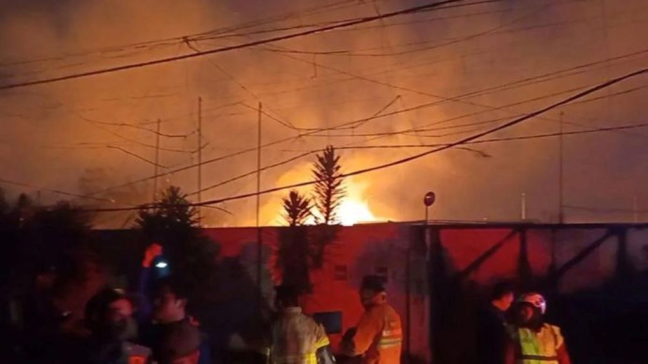Petugas pemadam kebakaran dibantu warga setempat berjibaku memadamkan api yang melahap area SPBU Cimuning Kota Bekasi, Jawa Barat, Rabu (1/4/2026) malam. ANTARA/Pradita Kurniawan Syah (Antara)