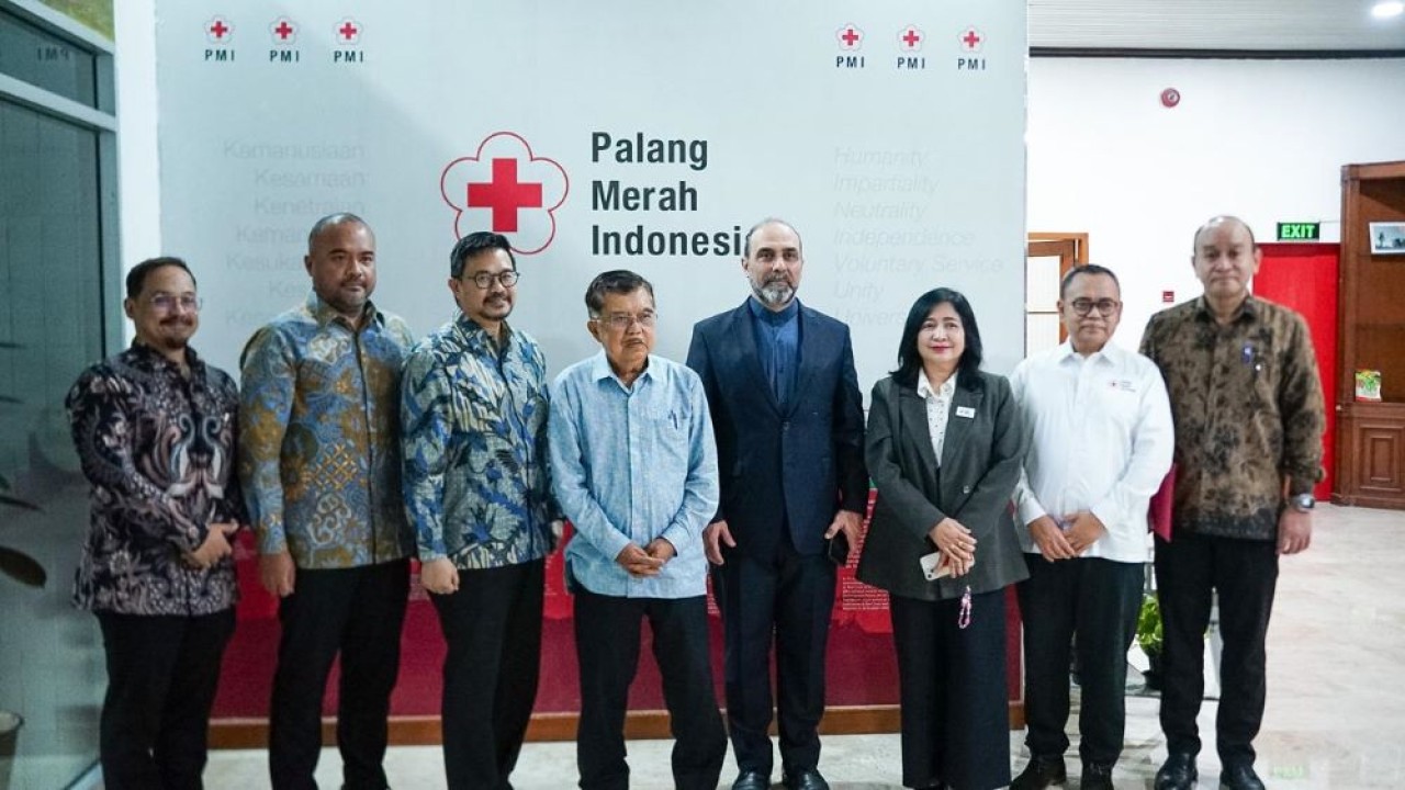 Ketua Umum PMI, M. Jusuf Kalla (JK) bertemu dengan Wakil Kepala Misi Kedutaan Besar Iran, Mr. Mohammad Mahdi Moradi, serta Direktur Asia Selatan dan Tengah Kementerian Luar Negeri RI, Ricky Ichsan.