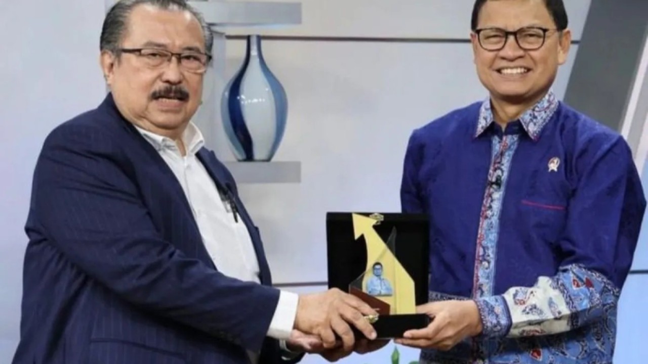 Kepala BPOM Taruna Ikrar raih penghargaan dari GP Farmasi Indonesia. ANTARA/HO-BPOM (Antara)