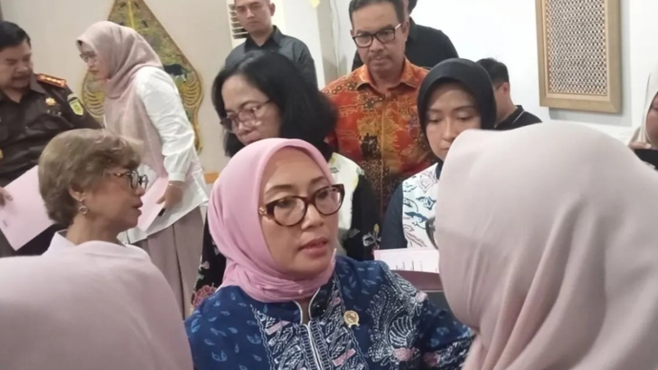 Menteri Pemberdayaan Perempuan dan Perlindungan Anak (PPPA) Arifatul Choiri Fauzi berbincang dengan salah satu orang tua korban kekerasan anak daycare di Mapolresta Yogyakarta. Senin (27/4/2026) (ANTARA/Hery Sidik) (Antara)