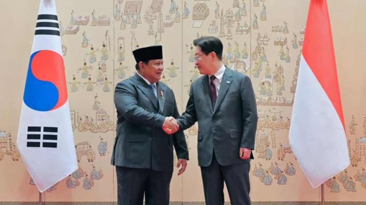 Presiden Republik Indonesia Prabowo Subianto disambut dengan Presiden Republik Korea Lee Jae Myung di Istana Kepresidenan Republik Korea