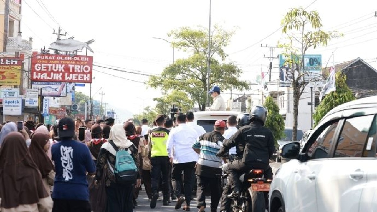 Masyarakat Magelang dan anak-anak sekolah menyambut antusias kedatangan Presiden Prabowo yang menyapa dari kendaraan taktis Maung di sela agenda pengarahan Ketua DPRD se-Indonesia dan sidak stok pangan di Gudang Bulog. (Bakom)