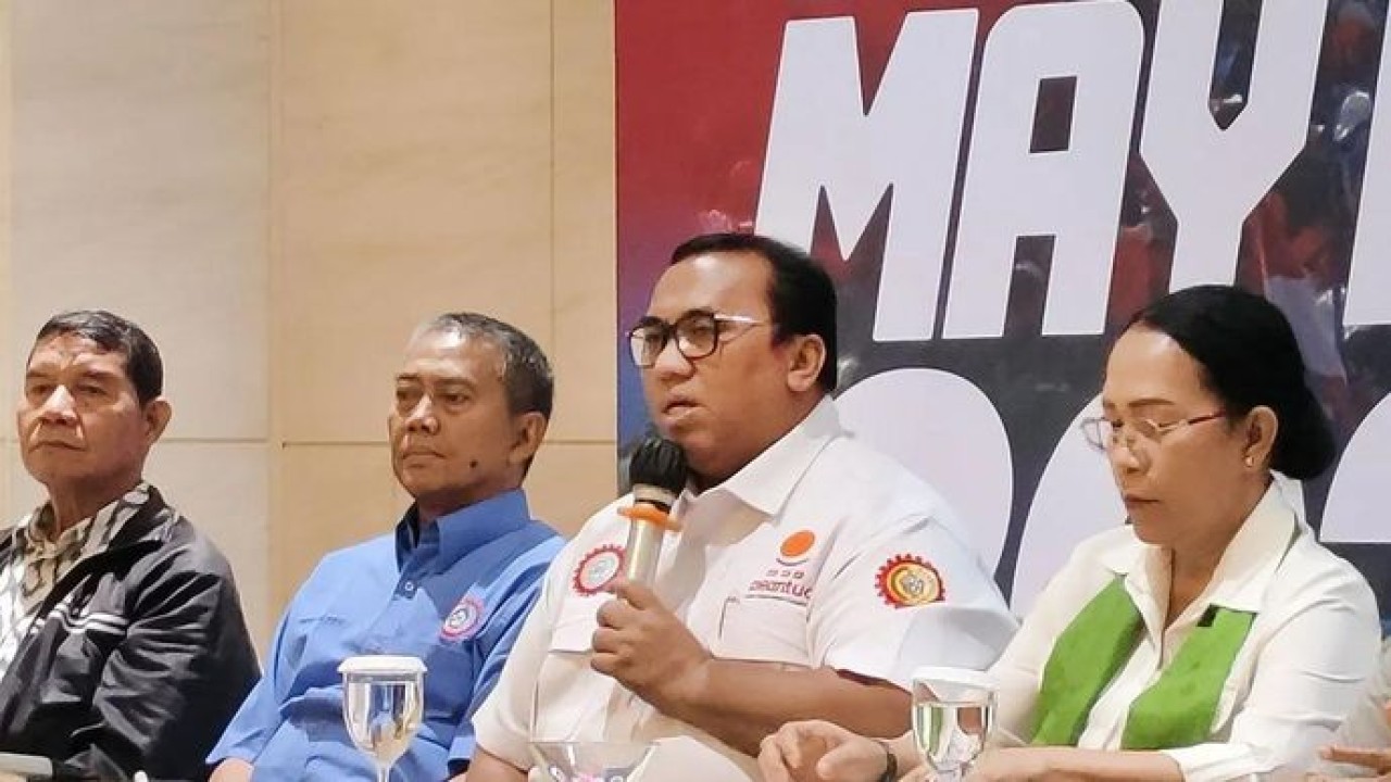 Presiden Konfederasi Serikat Pekerja Seluruh Indonesia (KSPSI) Andi Gani Nena Wea (kedua dari kanan), berbicara dalam konferensi pers di Jakarta, Senin (27/4/2026). ANTARA/Nadia Putri Rahmani/aa. (Antara)