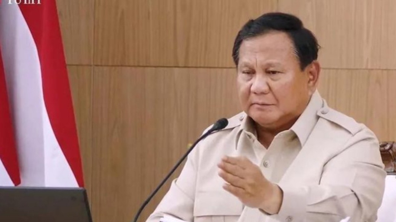 Tangkapan layar - Presiden Prabowo Subianto memberikan arahan dalam retret Kabinet Merah Putih atau taklimat awal tahun di Padepokan Garuda Yaksa, Hambalang, Bogor, Jawa Barat, Selasa 6 Januari 2026. ANTARA/HO-Youtube Sekretariat Presiden/aa. (Antara)