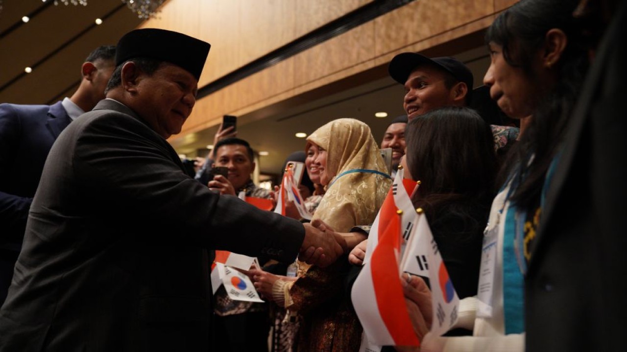 Kedatangan Presiden Prabowo Subianto di Korea Selatan disambut antusias oleh diaspora Indonesia yang telah menunggu di lobi hotel pada Selasa (31/3/2026). (Foto: Dok/Istimewa/Bakom RI)