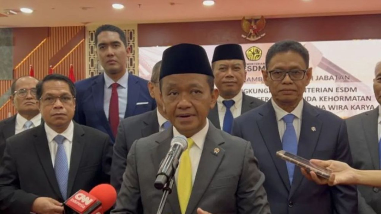 Menteri Energi dan Sumber Daya Mineral (ESDM) Bahlil Lahadalia (tengah) memberi keterangan ketika ditemui di Kantor Kementerian ESDM, Jakarta, Rabu (6/5/2026). (Foto: ANTARA/Putu Indah Savitri)