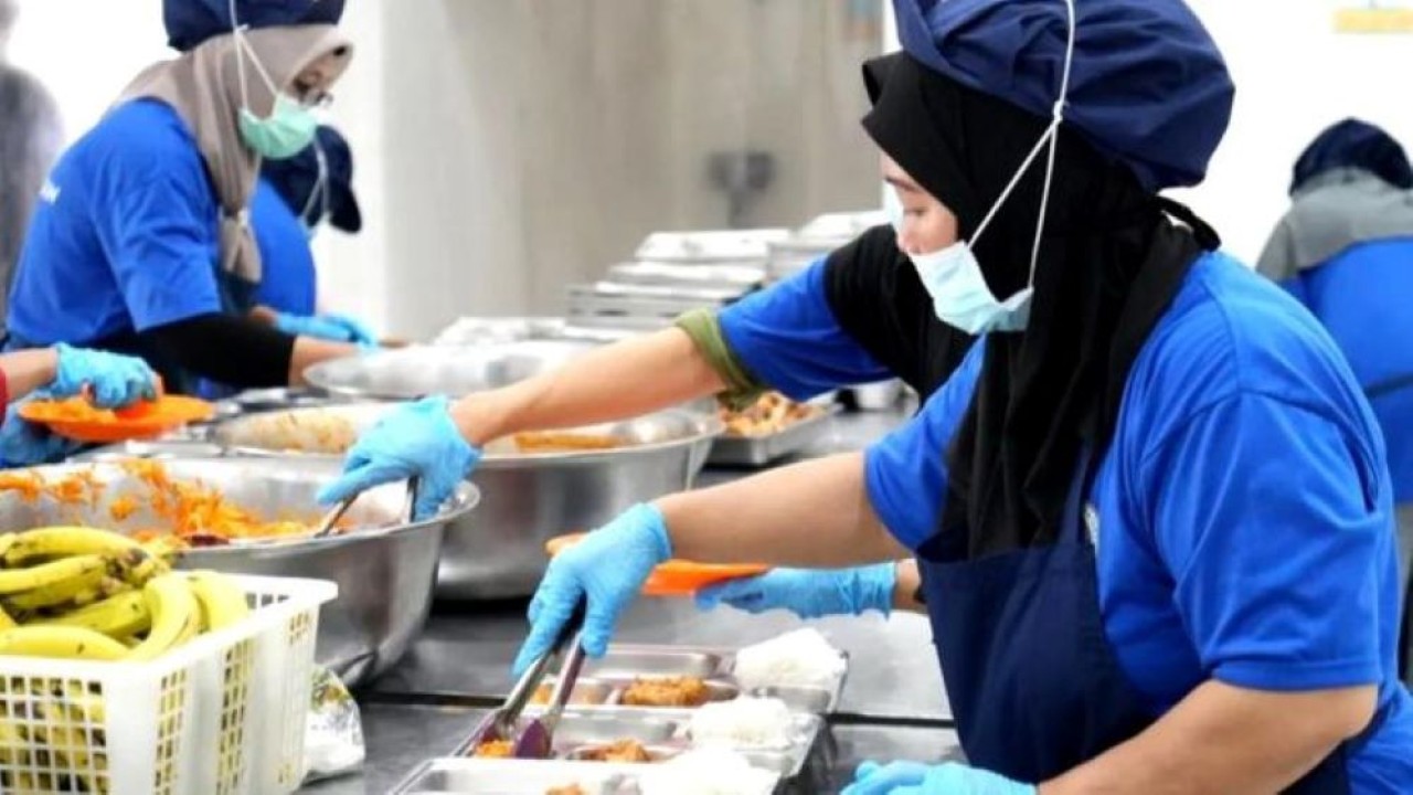 Arsip - Petugas di SPPG tengah menyiapkan Makan Bergizi Gratis (MBG) untuk diberikan kepada penerima manfaat. (ANTARA/HO-BGN) (Antara)
