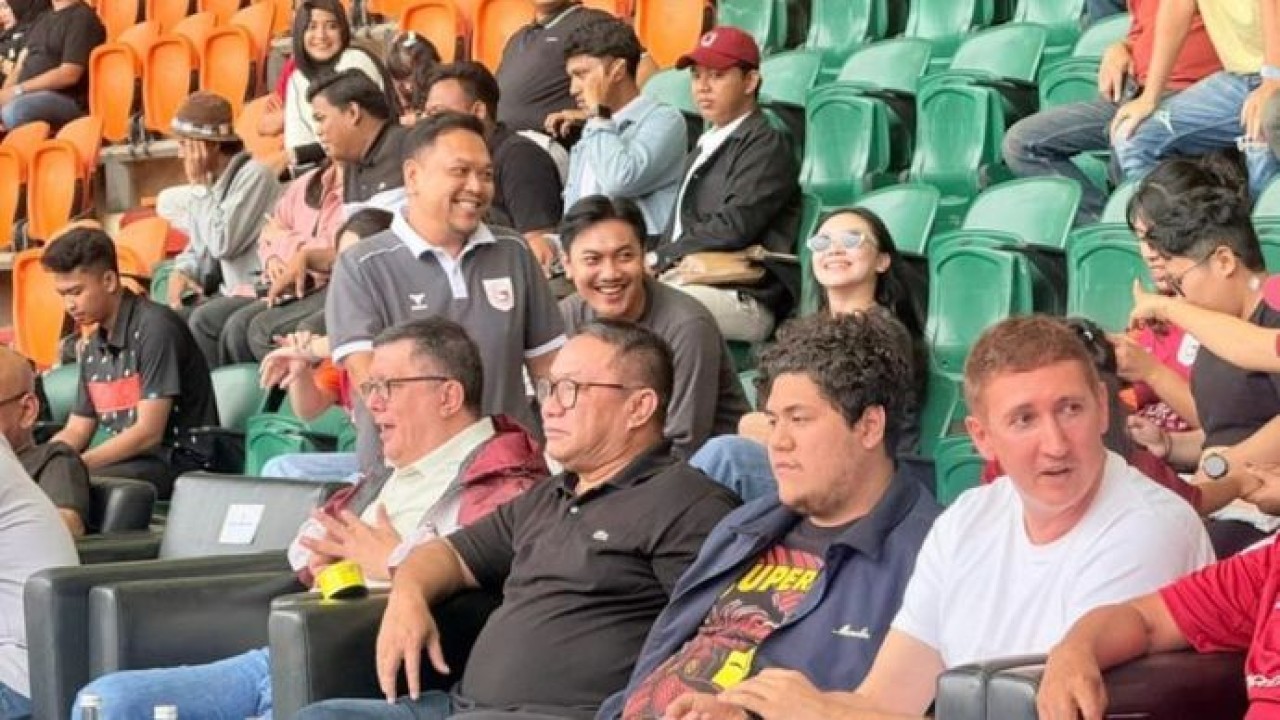 Tiga tokoh Yayasan Garudayaksa: Widjono Hardjanto, Fary Djemy Francis dan Dusan Bogdanovic jadi saksi tim dengan julukan Spirit of Garuda menyegel satu tiket Liga 1 di Stadion Pakansari, Bogor. (kampiunnews.com)