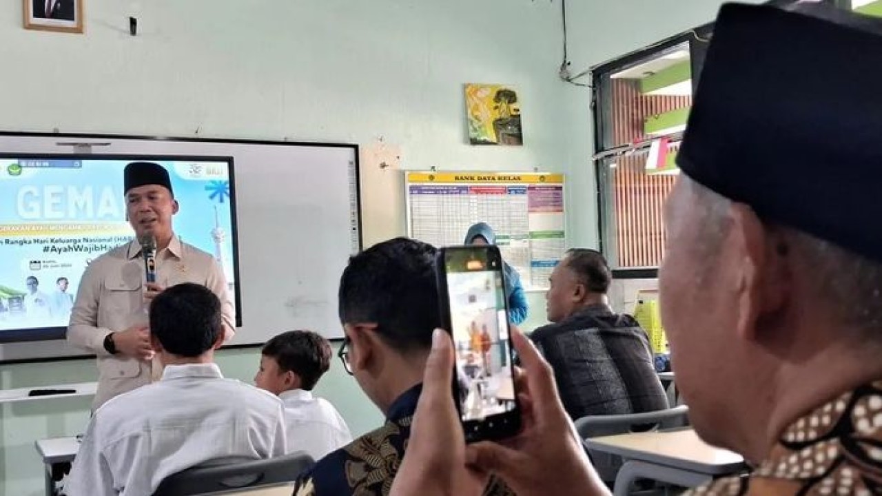 Mendukbangga/Kepala BKKBN Wihaji (depan, mengenakan kopiah) saat berinteraksi di ruang kelas dengan para ayah yang mengambil rapor anak-anaknya di MAN 1 Yogyakarta, Kamis, 25 Juni 2026. (Antara)