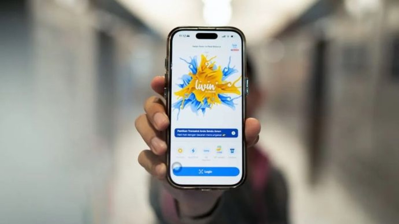 Pengguna menunjukkan tampilan super app Livin’ by Mandiri. (Bank Mandiri)