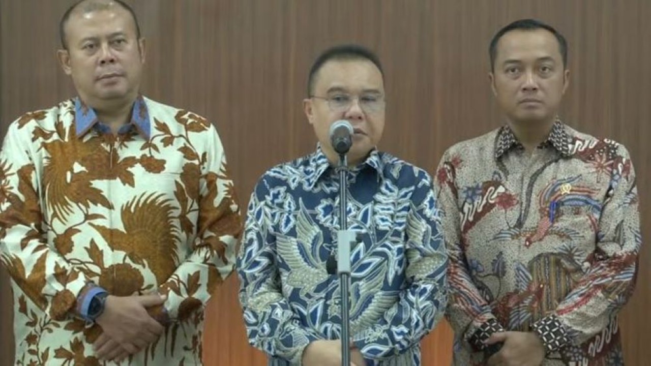 Wakil Ketua DPR RI Sufmi Dasco Ahmad (tengah) saat konferensi pers usai kumpulkan pemerintah dan perwakilan buruh. (YouTube)