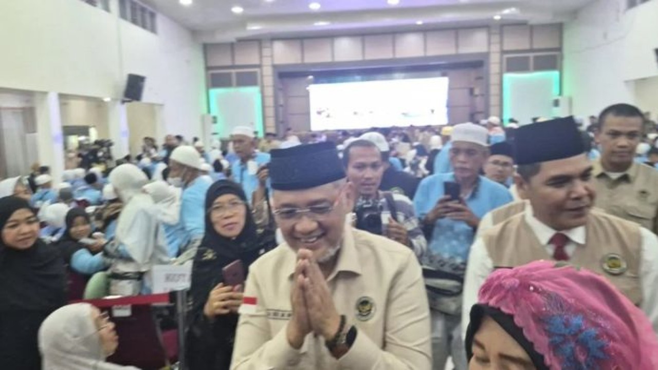 Menteri Haji dan Umrah (Menhaj) RI Mochamad Irfan Yusuf saat menyapa jamaah haji Kloter 20 BTH di Asrama Haji Kota Jambi, Rabu, 24 Juni 2026. (Antara)