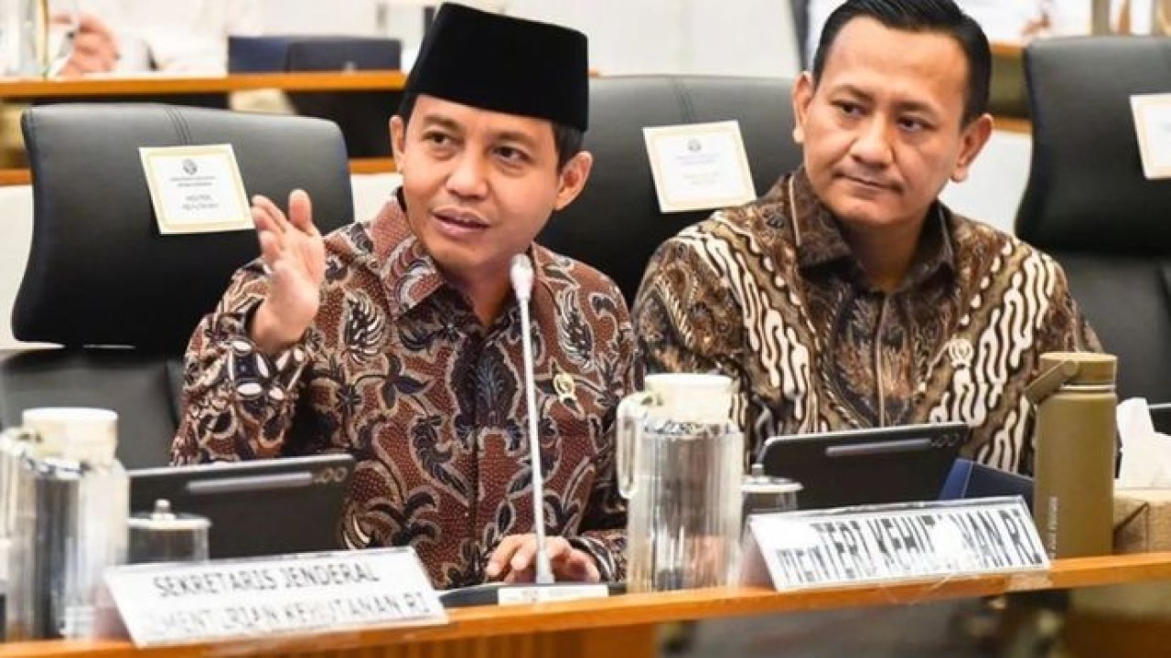 Menhut Raja Juli Antoni (kiri) dan Wamenhut Rohmat Marzuki (Kanan) dalam rapat kerja dengan Komisi IV DPR RI di Jakarta, Rabu, 15 Juni 2026. (Antara)