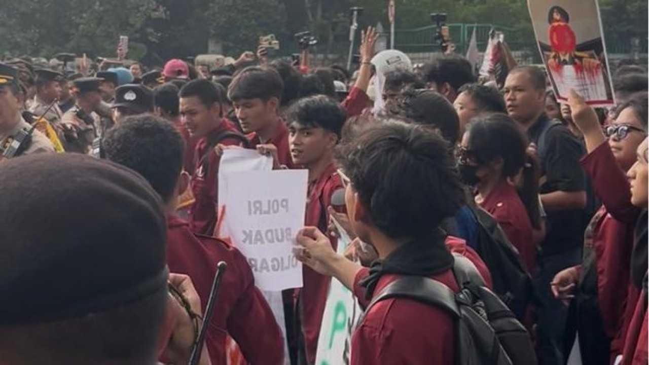 Demo mahasiswa di kawasan Patung Kuda Jakpus (Ntvnews.id/Adiansyah)
