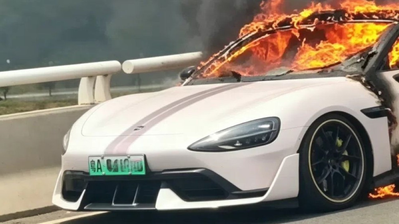 Mobil listrik Xiaomi SU7 Ultra terbakar saat melintas di Jembatan Hero, Nanchang, Provinsi Jiangxi, China, pada 7 Juni 2026. (Foto: Istimewa via CarNewsChina)