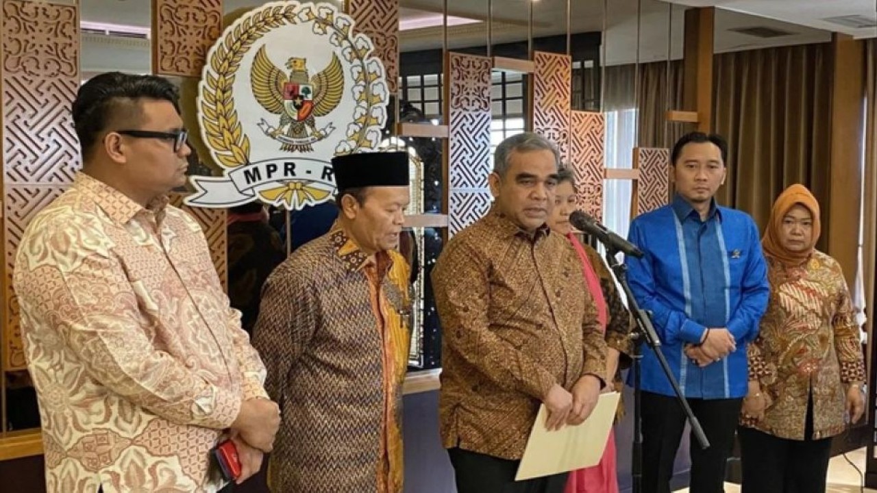 Ketua MPR RI Ahmad Muzani (ketiga kiri) menyampaikan keterangan soal gugurnya prajurit TNI akibat serangan Israel di kompleks parlemen, Senayan, Jakarta, Selasa (31/3/2026). (Foto: ANTARA/Fath Putra Mulya)
