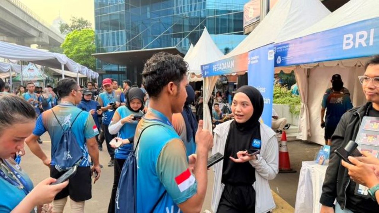 Ratusan pelaku UMKM dan komunitas lari berkumpul di Gedung Kementerian UMKM, Gedung Smesco Indonesia, pada Sabtu, 21 Juni 2026. Mereka hadir bukan hanya untuk berlari 5K, tapi juga untuk terhubung, belajar, dan mengakses layanan yang bisa membuat usaha mereka naik kelas. (BRI)