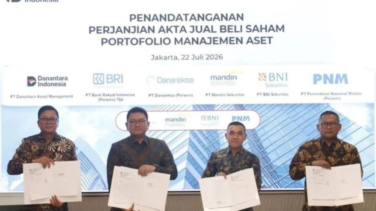 (Ki-Ka) Direktur Utama PT Mandiri Manajemen Investasi Hardiyanto Pilia, Direktur Utama PT BRI Manajemen Investasi Arief Budiman, Direktur Utama PT BNI Asset Management Ari Adil, dan Direktur Utama PT PNM Investment Management Ade Santoso Djajanegara menunjukkan dokumen Perjanjian Akta Jual Beli Saham Portofolio Manajemen Aset yang telah resmi ditandatangani di Jakarta. (Foto: Antara)